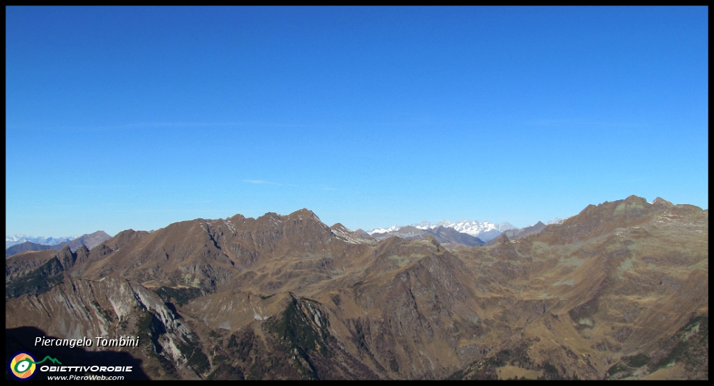 24 Da sx, Tre Pizzi, Pietra Quadra, Spondone, Passo di Mezzeno e Passo Gemelli, Corte e Farno.JPG